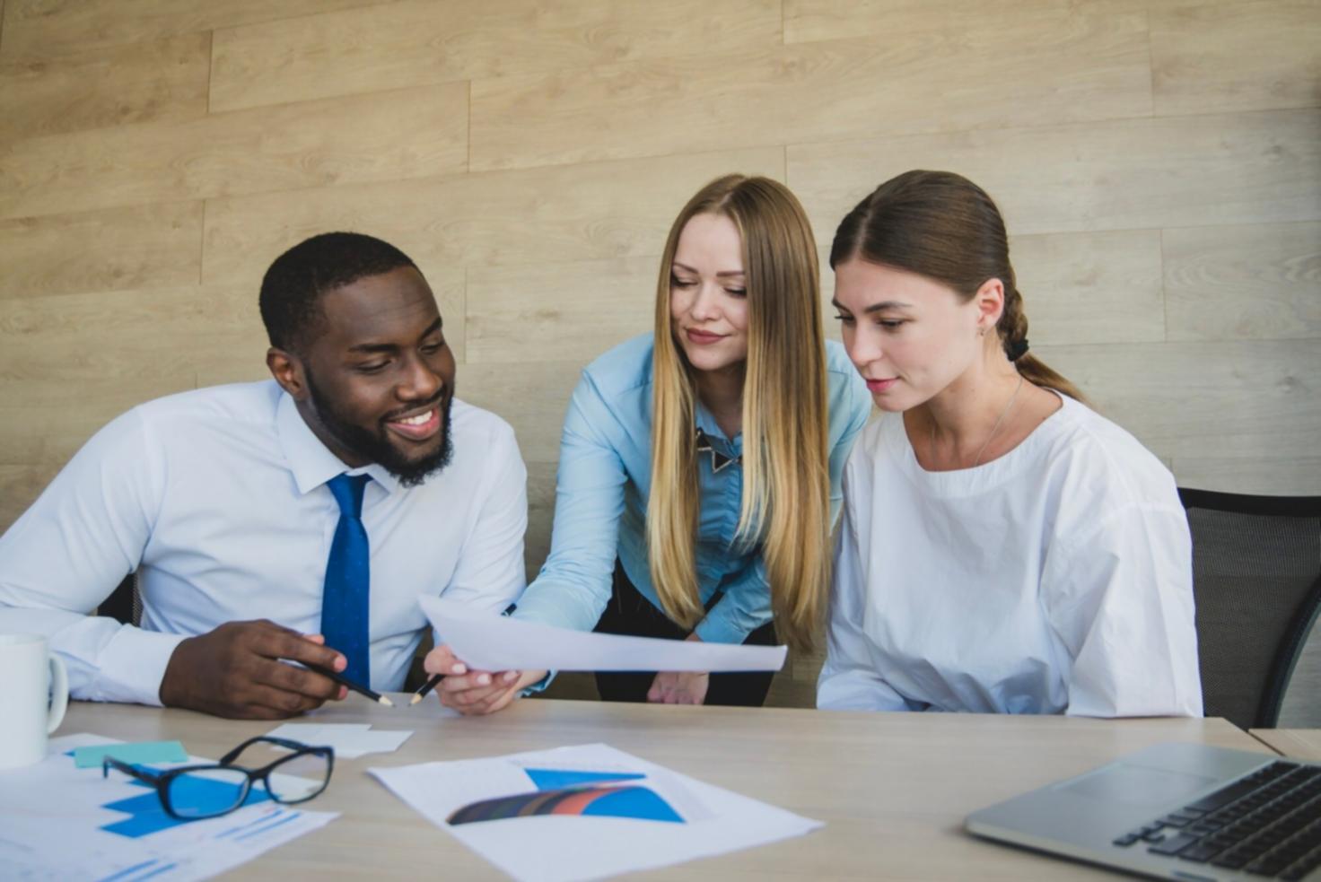 Estudiante trabajando con herramientas financieras digitales